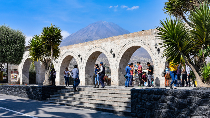 Explora Arequipa, la Ciudad Blanca, y maravíllate con su centro histórico y el majestuoso volcán Misti en el horizonte
