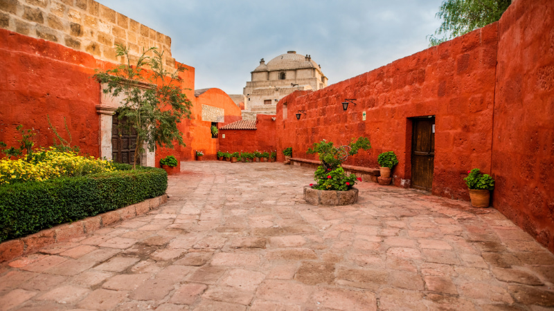 Vive la magia de Arequipa, donde la historia colonial se mezcla con la majestuosidad de los Andes